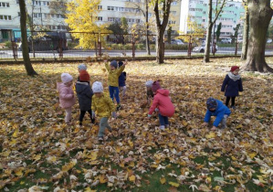Dzieci wsród liści